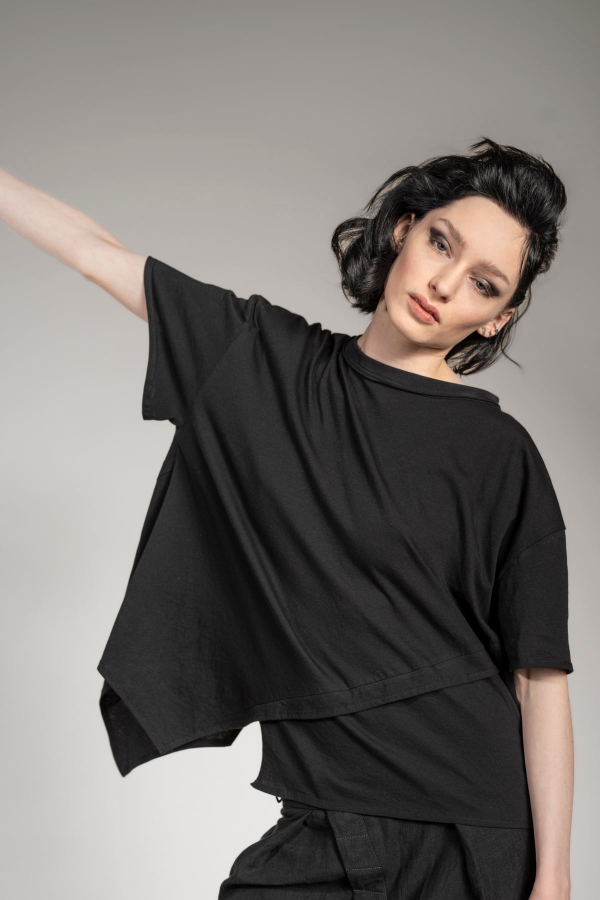 eigensinnig wien | Gwen | Asymmetrisches T-Shirt in Schwarz aus leichter Baumwolle