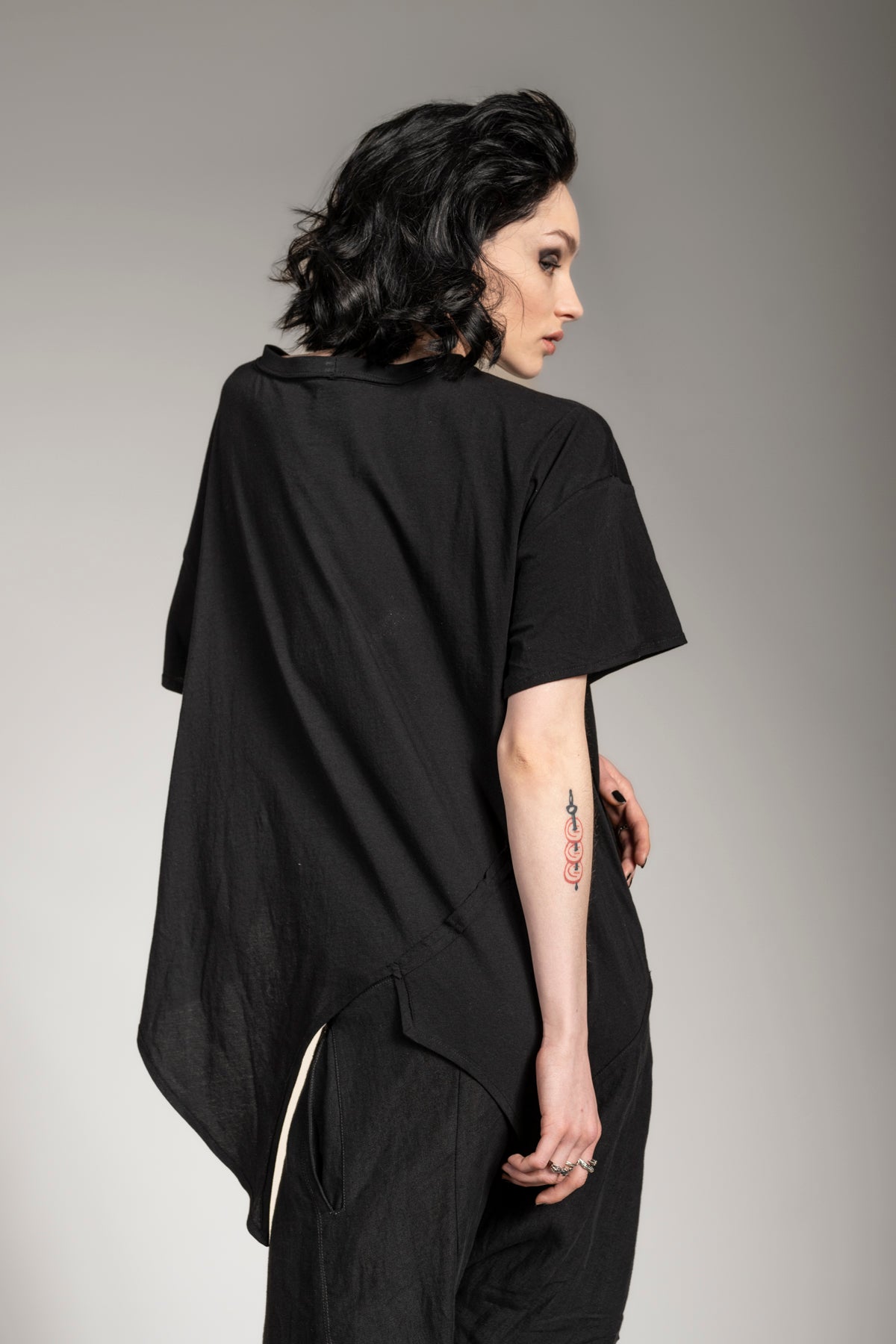 eigensinnig wien | Gwen | Asymmetrisches T-Shirt in Schwarz aus leichter Baumwolle