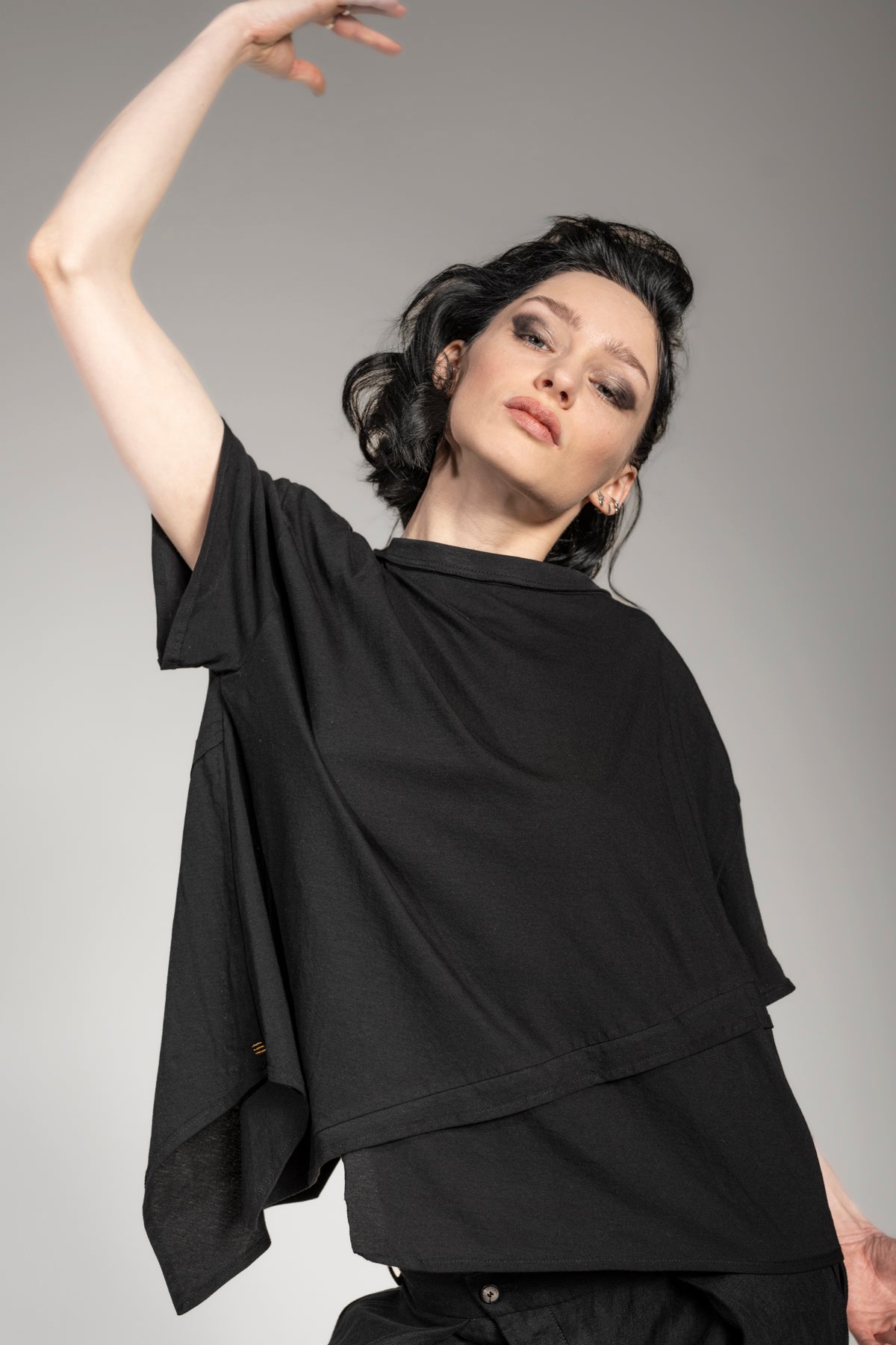 eigensinnig wien | Gwen | Asymmetrisches T-Shirt in Schwarz aus leichter Baumwolle