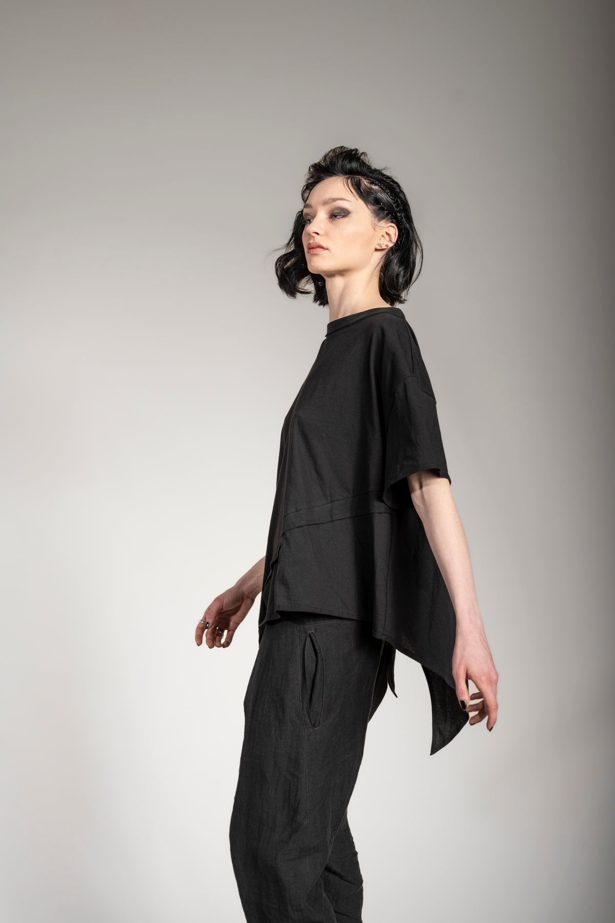 eigensinnig wien | Gwen | Asymmetrisches T-Shirt in Schwarz aus leichter Baumwolle