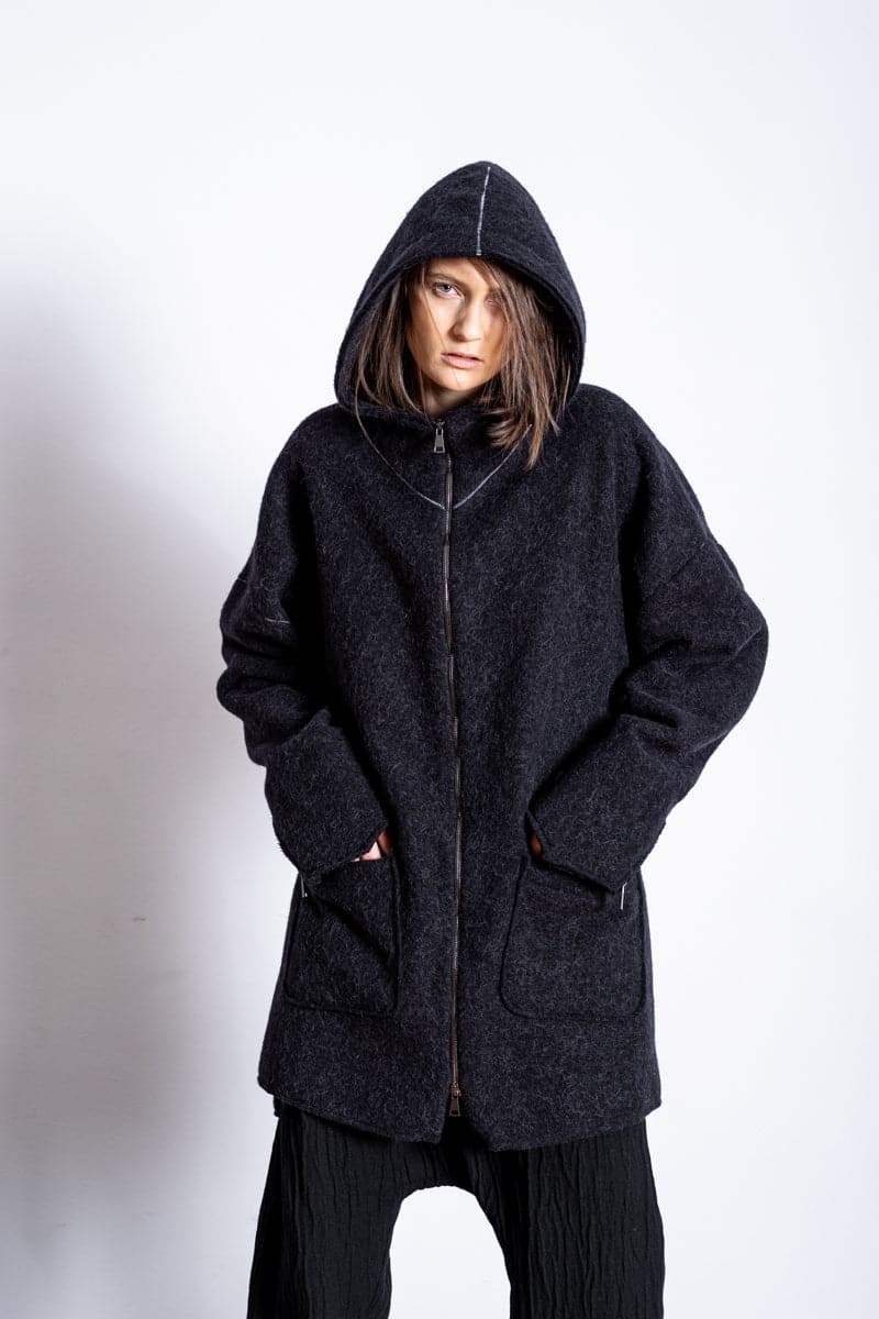 eigensinnig wien | Hades | Alpakamantel für Damen und Herren für den Winter im Oversize Design in schwarz