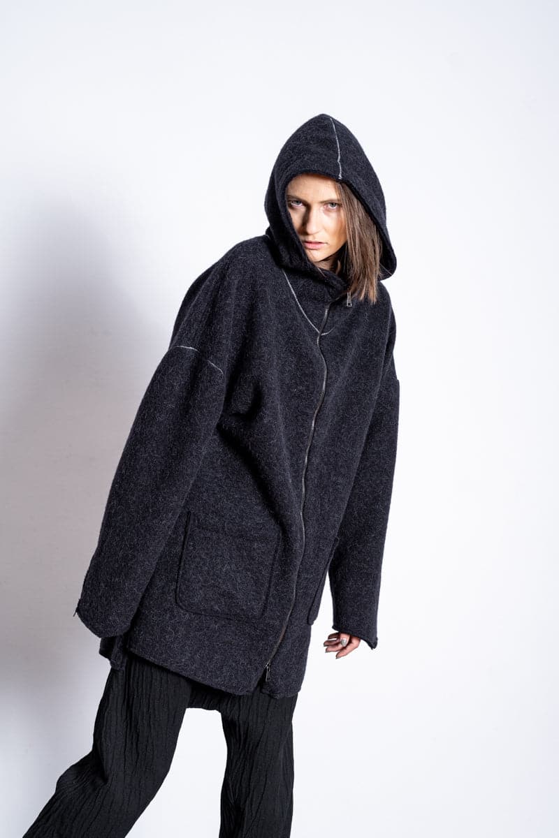 eigensinnig wien | Hades | Alpakamantel für Damen und Herren für den Winter im Oversize Design in schwarz