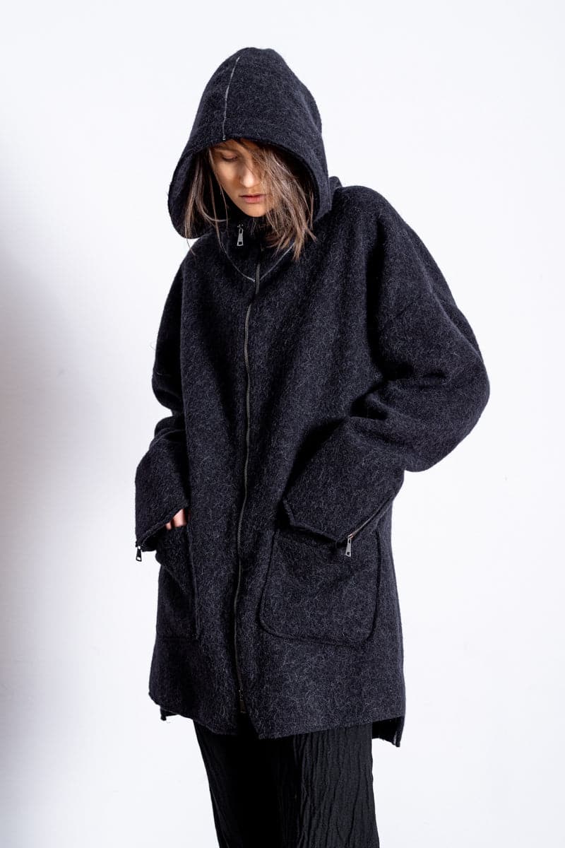 eigensinnig wien | Hades | Alpakamantel für Damen und Herren für den Winter im Oversize Design in schwarz