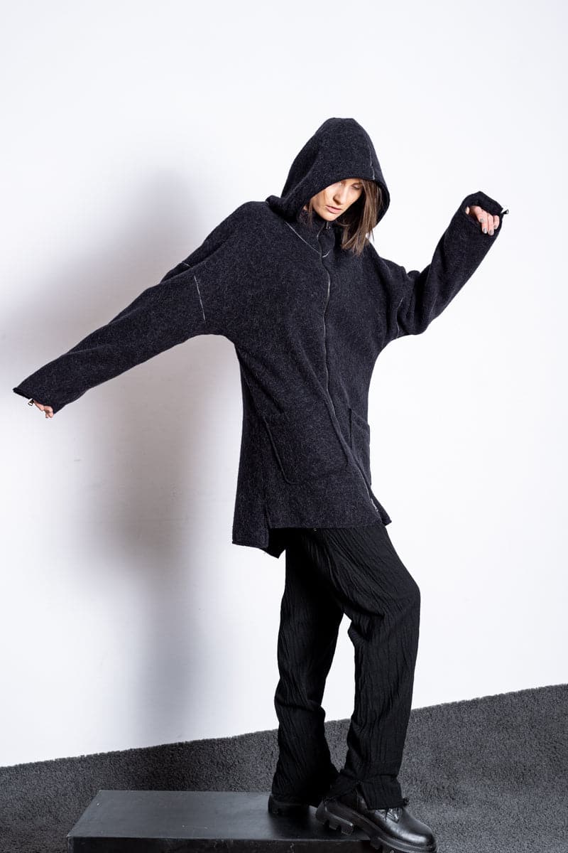 eigensinnig wien | Hades | Alpakamantel für Damen und Herren für den Winter im Oversize Design in schwarz