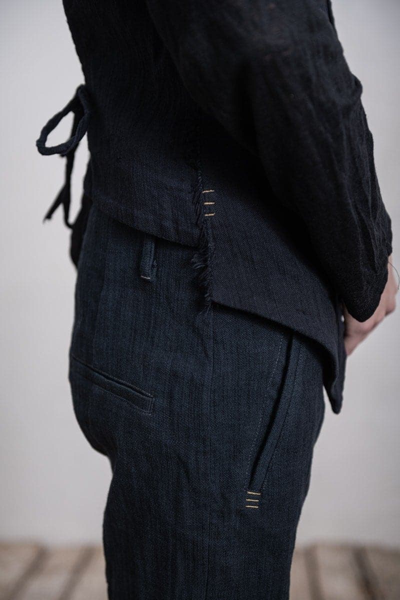 eigensinnig wien | Heller | Ungewöhnliches Damengilet aus feiner Baumwolle in schwarz