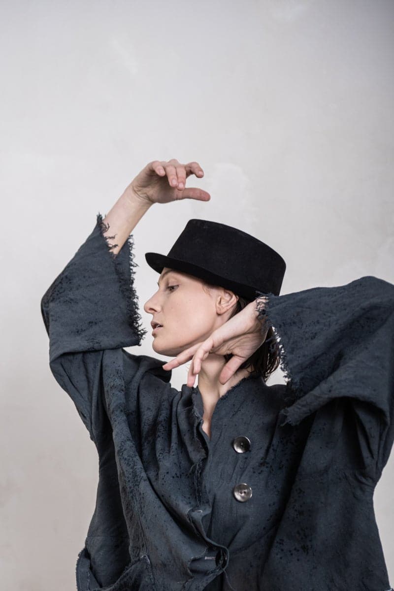 eigensinnig wien | Hemingway | Distressed Kimono Damen Jacke mit individueller Farbgebung in grau