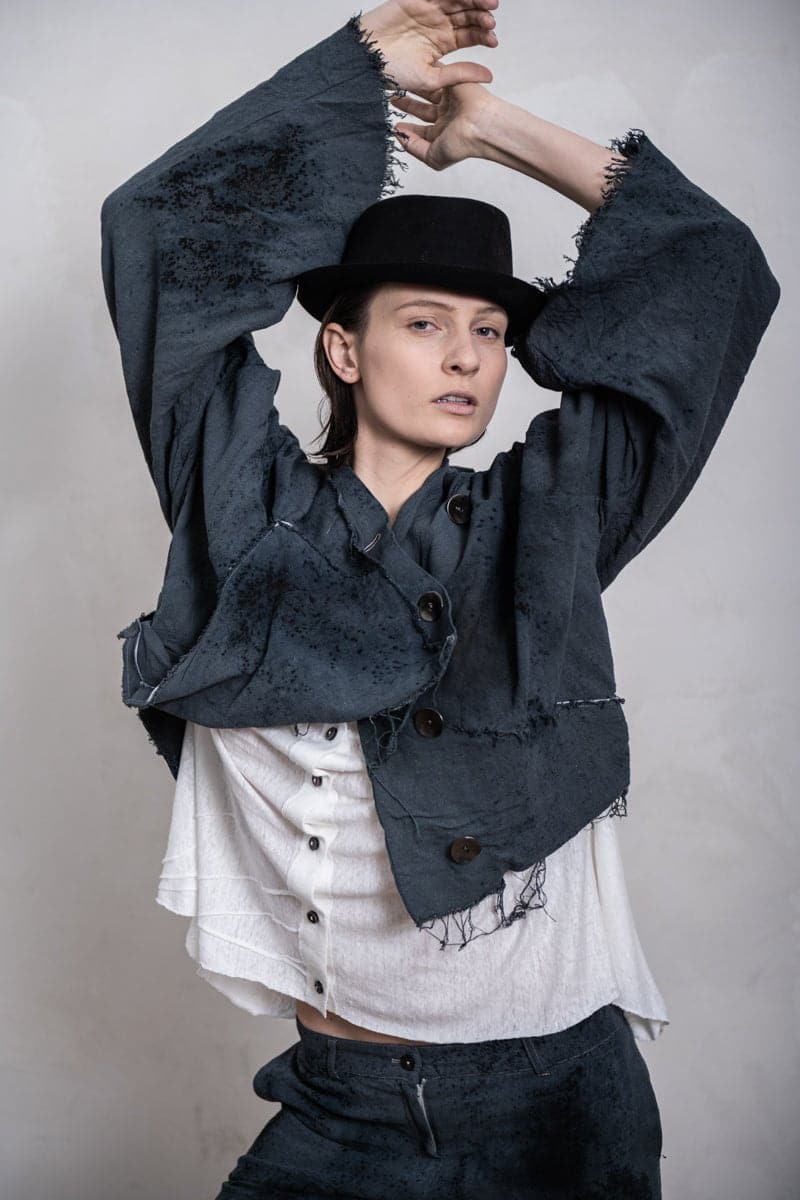 eigensinnig wien | Hemingway | Distressed Kimono Damen Jacke mit individueller Farbgebung in grau