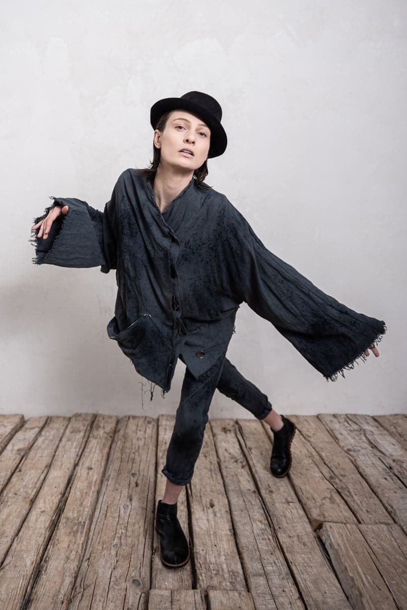 eigensinnig wien | Hemingway | Distressed Kimono Damen Jacke mit individueller Farbgebung in grau