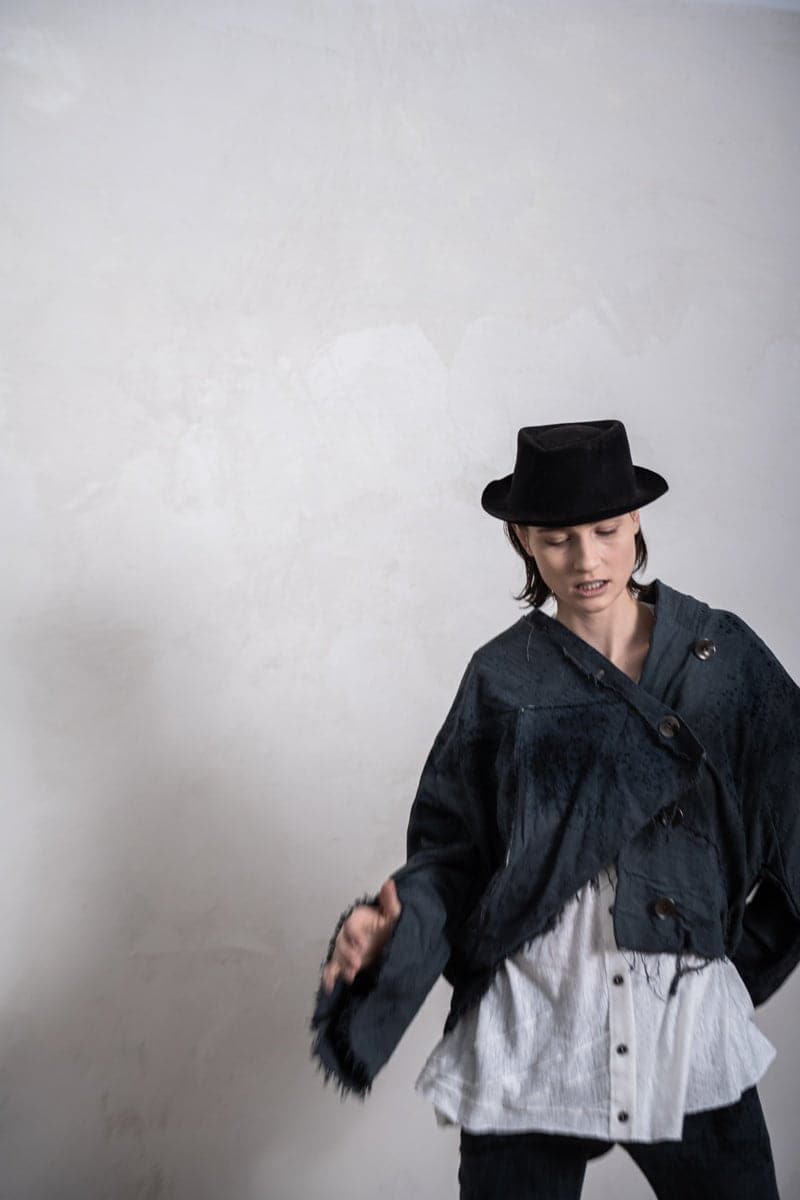 eigensinnig wien | Hemingway | Distressed Kimono Damen Jacke mit individueller Farbgebung in grau