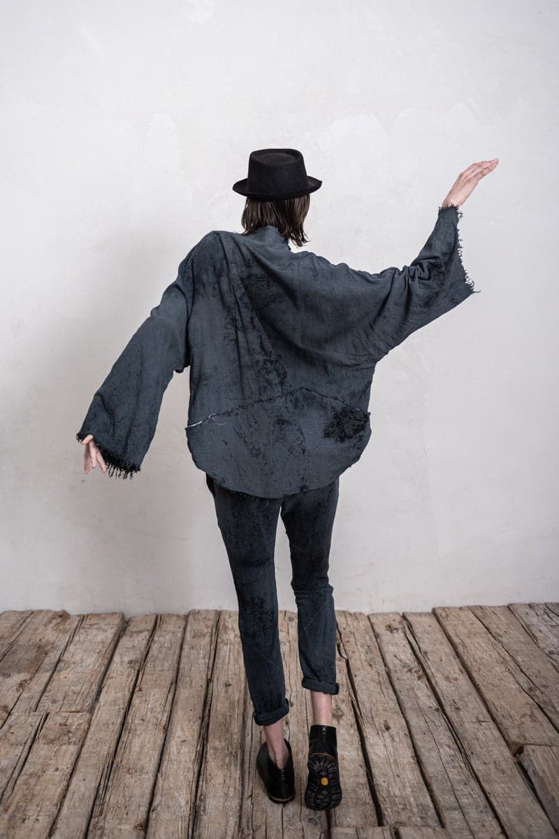 eigensinnig wien | Hemingway | Distressed Kimono Damen Jacke mit individueller Farbgebung in grau