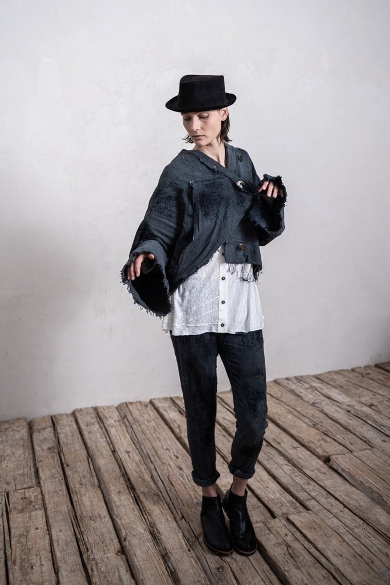 eigensinnig wien | Hemingway | Distressed Kimono Damen Jacke mit individueller Farbgebung in grau