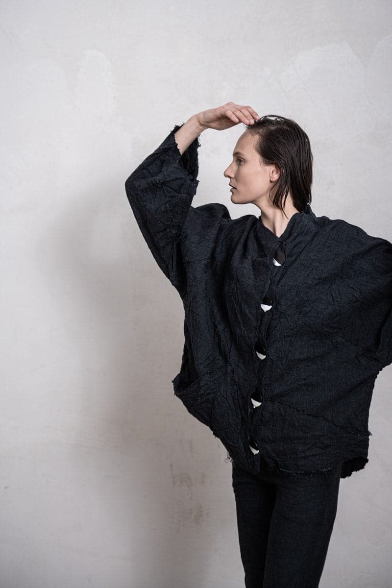 eigensinnig wien | Hemingway | Extravagante Kimono Jacke aus Leinen in anthrazit