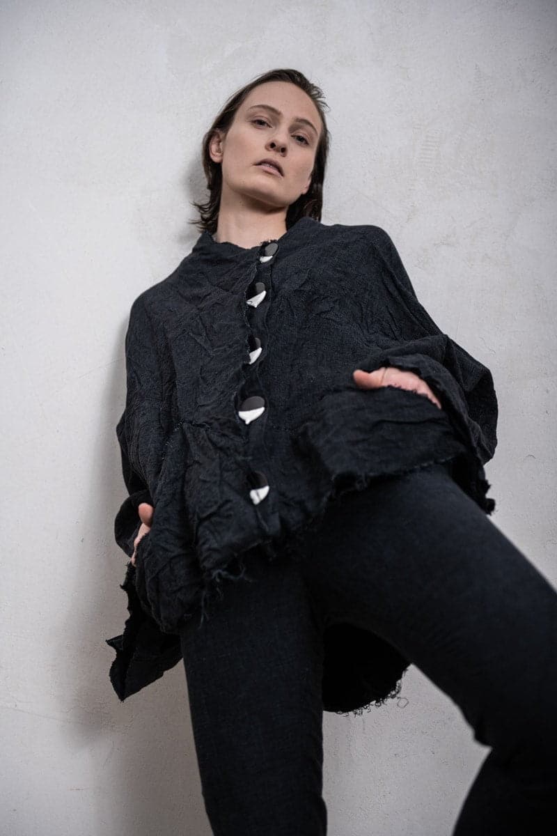 eigensinnig wien | Hemingway | Extravagante Kimono Jacke aus Leinen in anthrazit