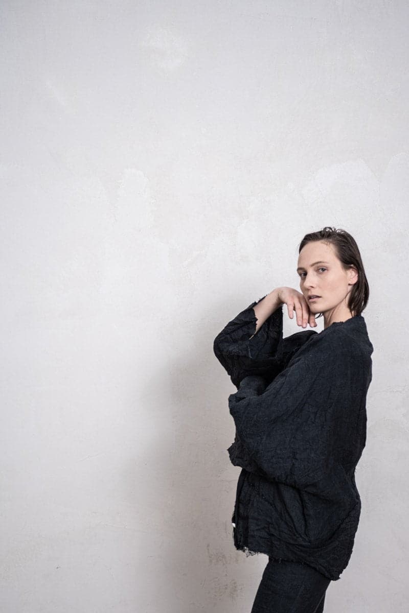 eigensinnig wien | Hemingway | Extravagante Kimono Jacke aus Leinen in anthrazit