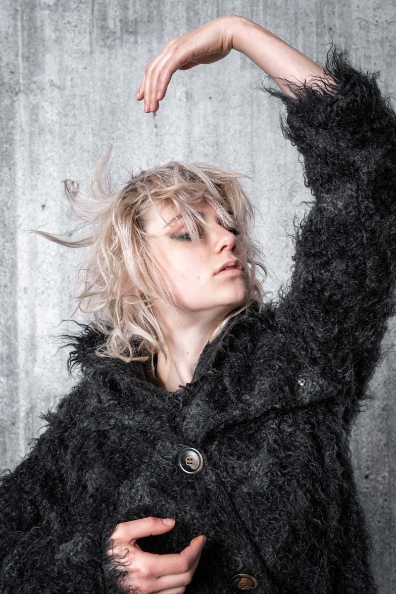 eigensinnig wien | Heraklit | Exklusiver, schwarzer Mohair Mantel für Damen im Winter