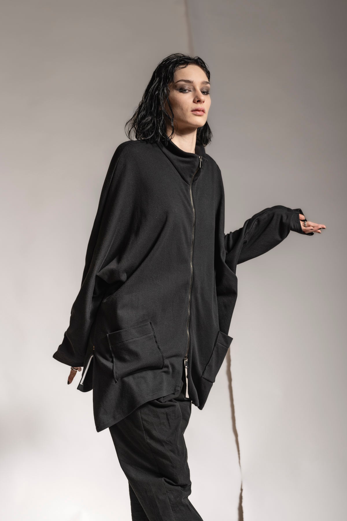 eigensinnig wien | Horaz | Sportlich-elegante Shirtjacke für Damen und Herren in Schwarz