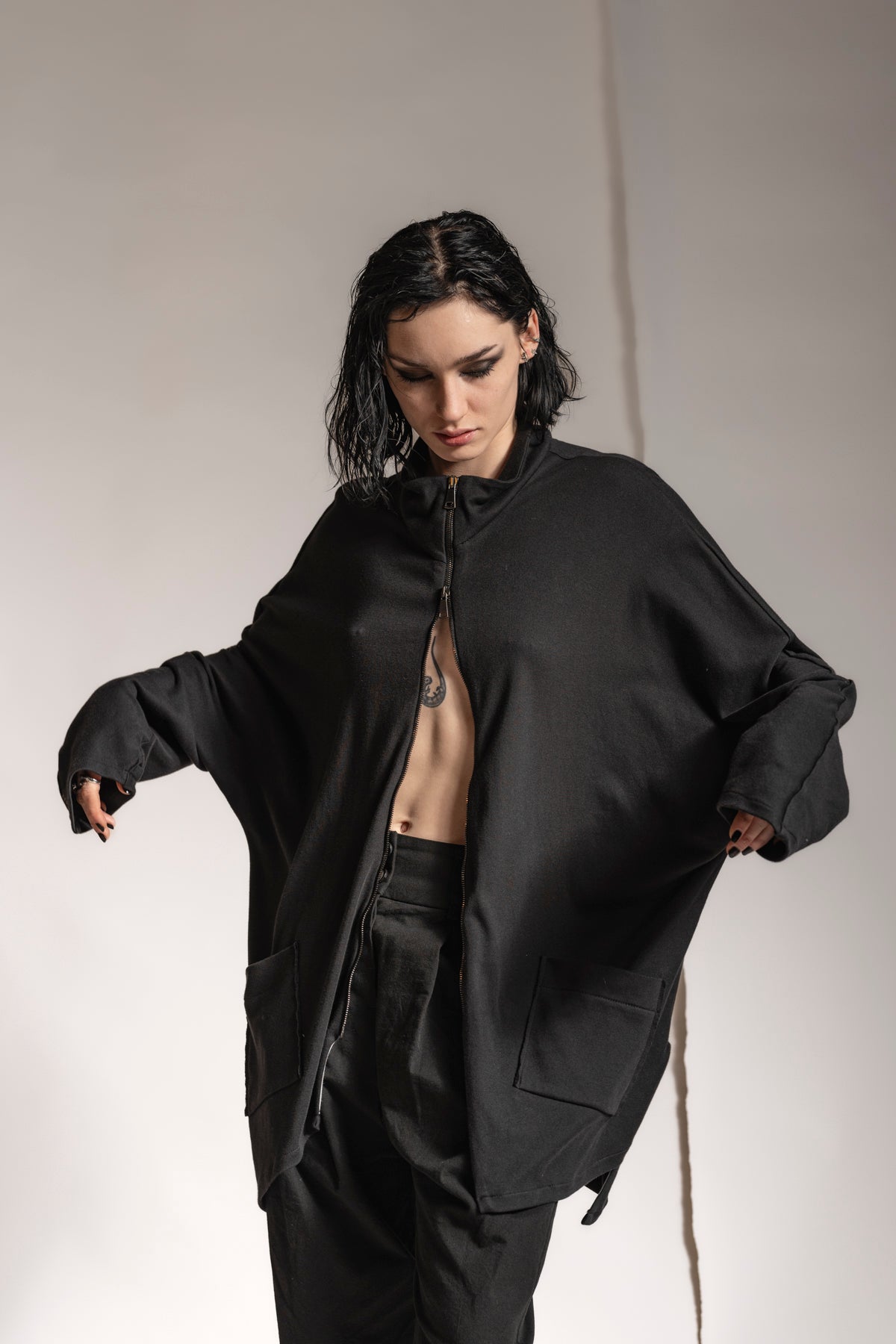 eigensinnig wien | Horaz | Sportlich-elegante Shirtjacke für Damen und Herren in Schwarz