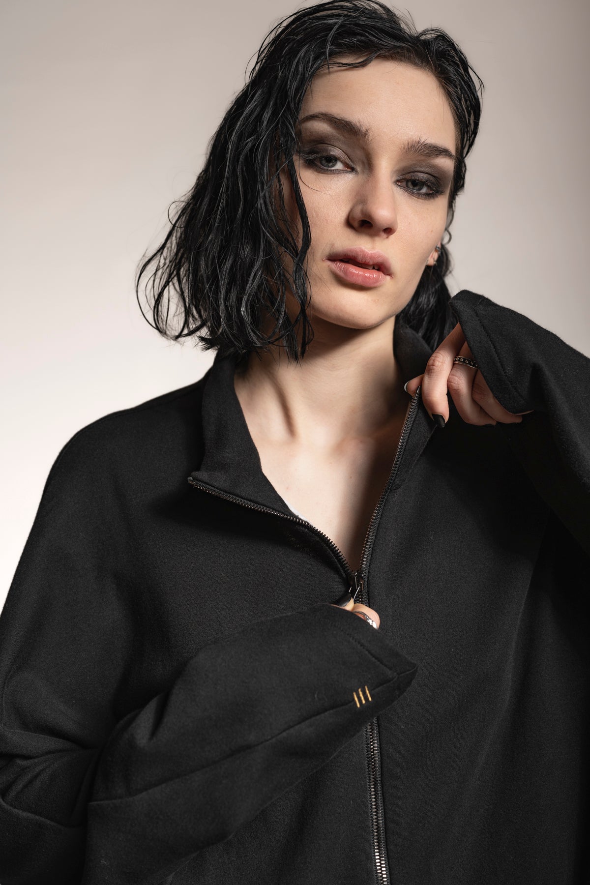 eigensinnig wien | Horaz | Sportlich-elegante Shirtjacke für Damen und Herren in Schwarz
