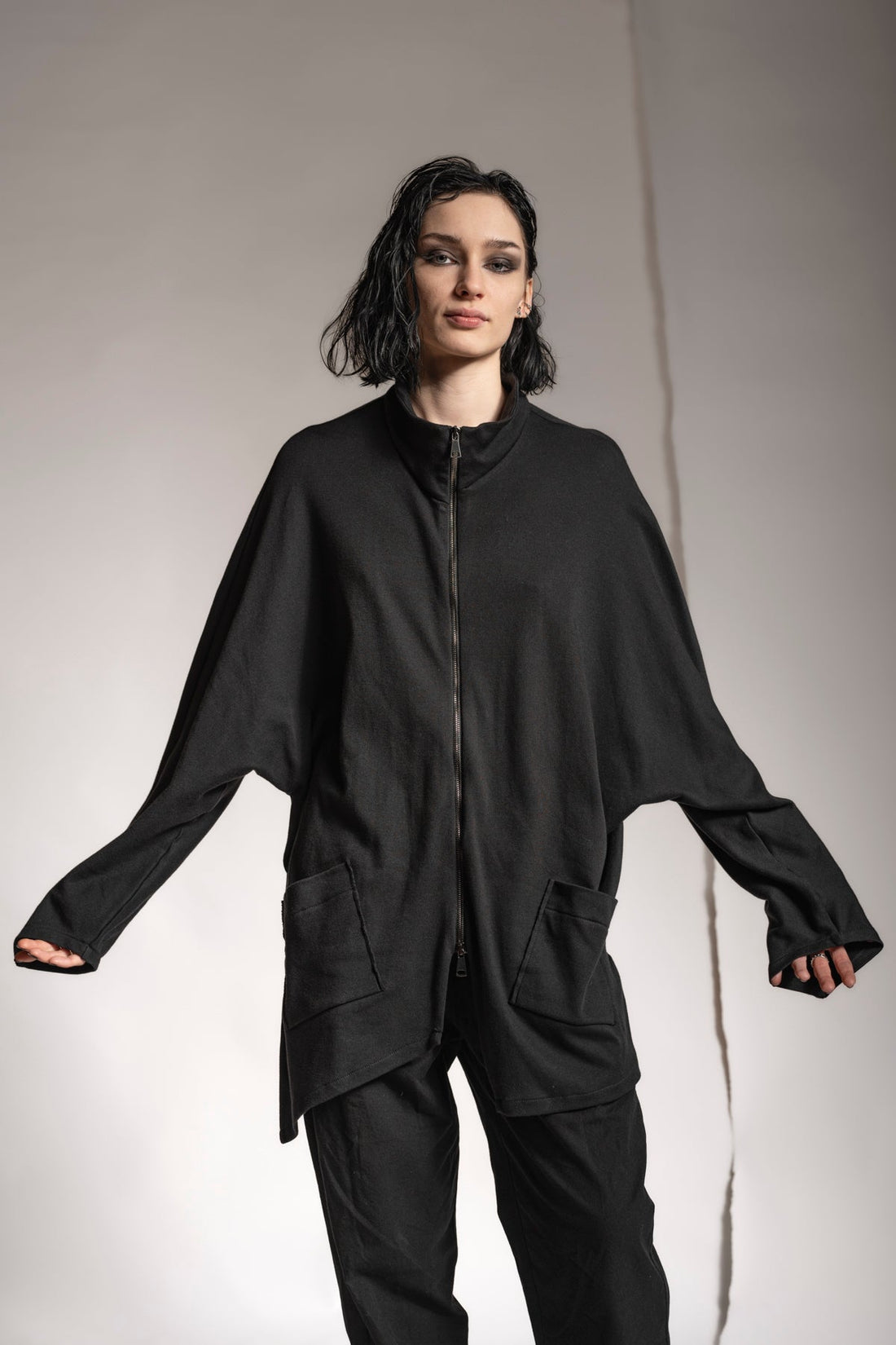 eigensinnig wien | Horaz | Sportlich-elegante Shirtjacke für Damen und Herren in Schwarz