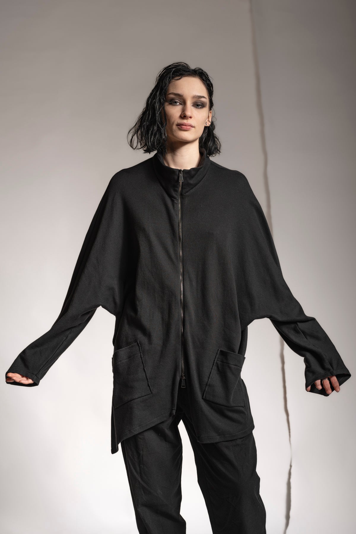 eigensinnig wien | Horaz | Sportlich-elegante Shirtjacke für Damen und Herren in Schwarz