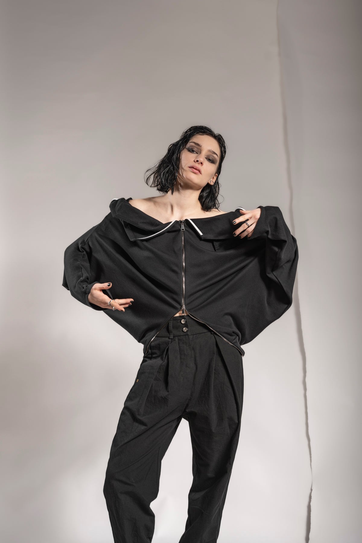 eigensinnig wien | Horaz | Sportlich-elegante Shirtjacke für Damen und Herren in Schwarz