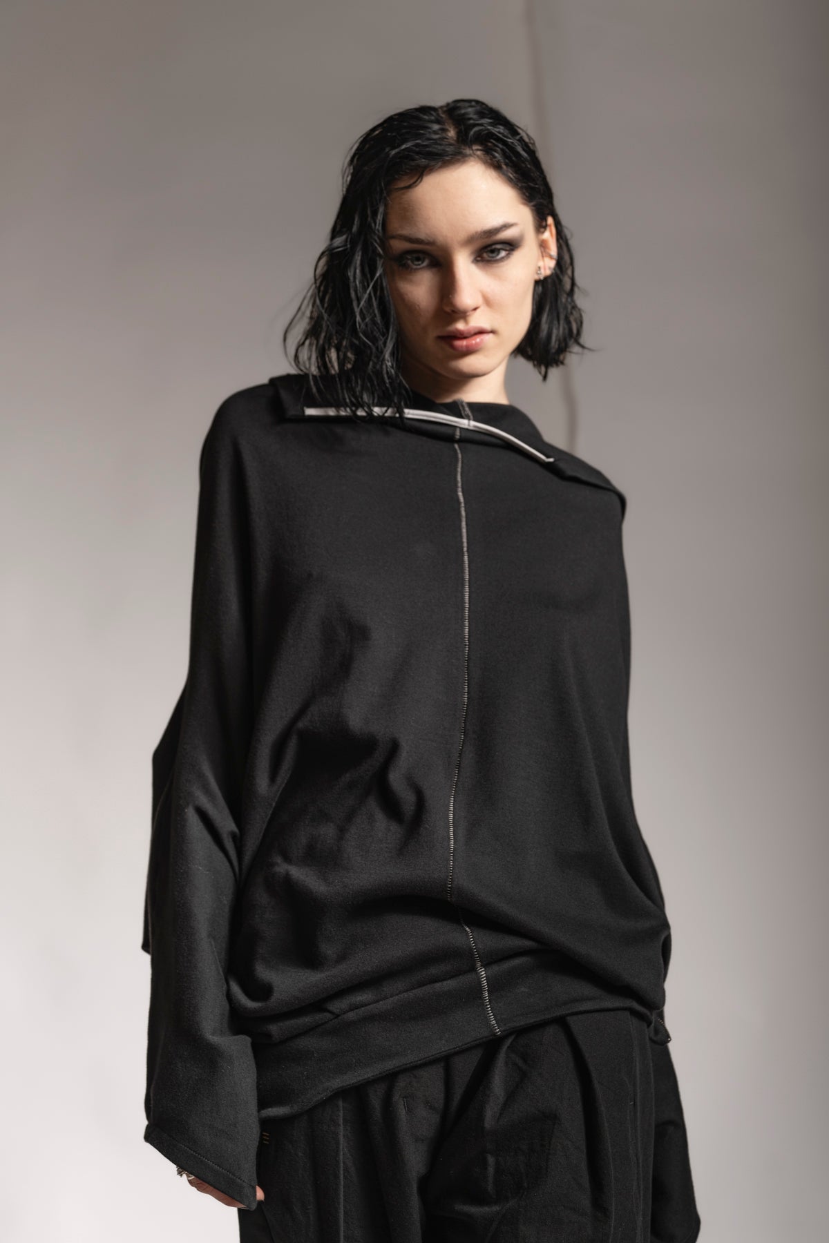 eigensinnig wien | Horaz | Sportlich-elegante Shirtjacke für Damen und Herren in Schwarz