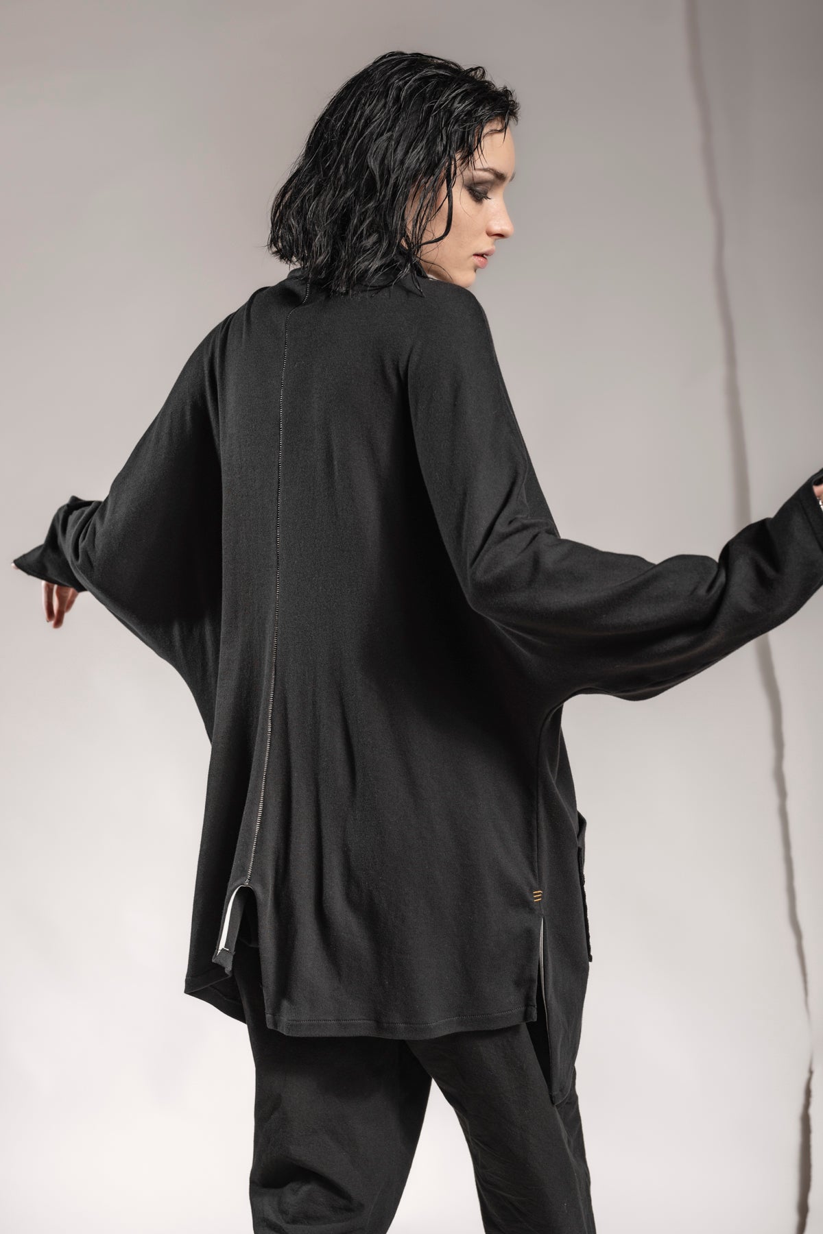 eigensinnig wien | Horaz | Sportlich-elegante Shirtjacke für Damen und Herren in Schwarz