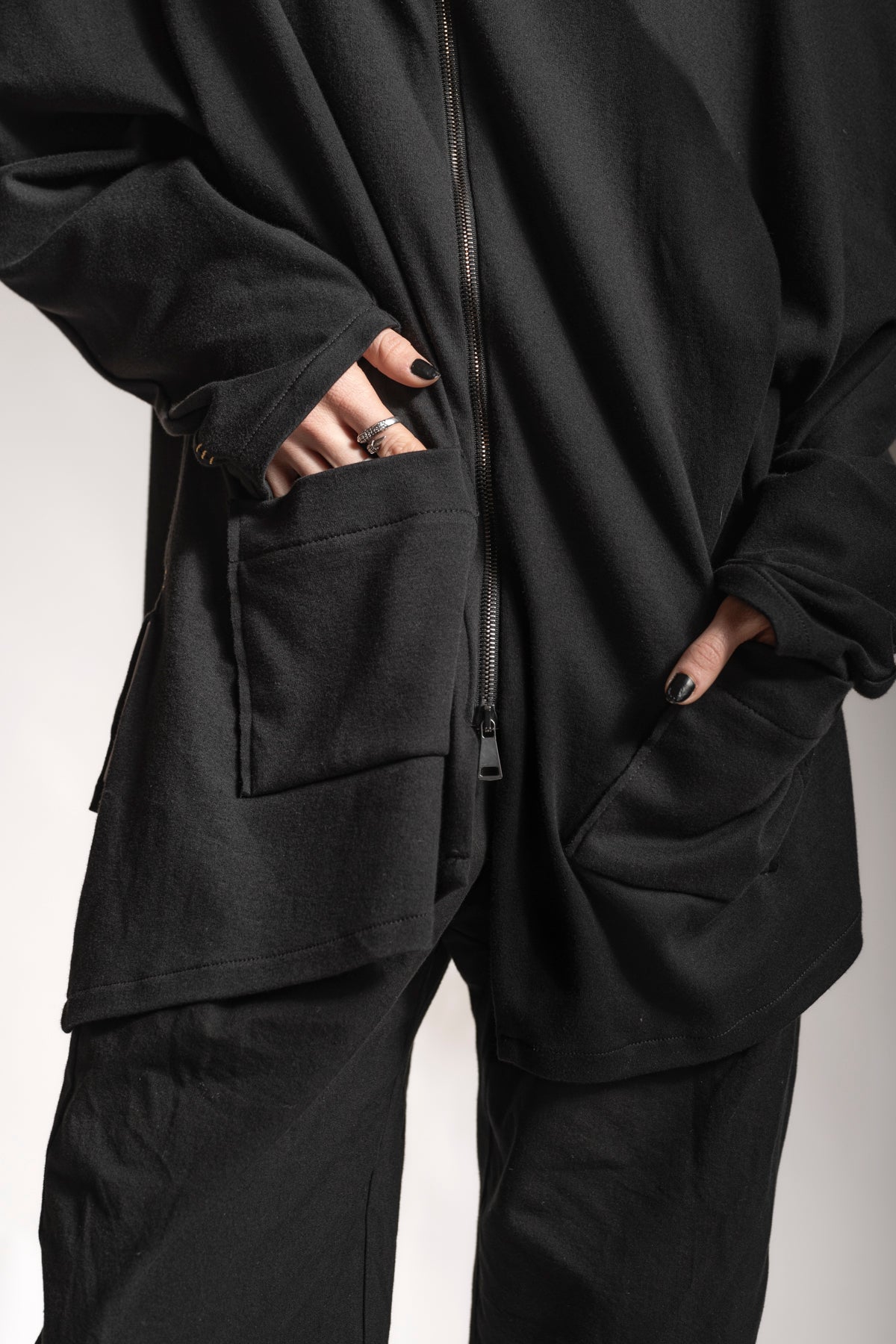 eigensinnig wien | Horaz | Sportlich-elegante Shirtjacke für Damen und Herren in Schwarz