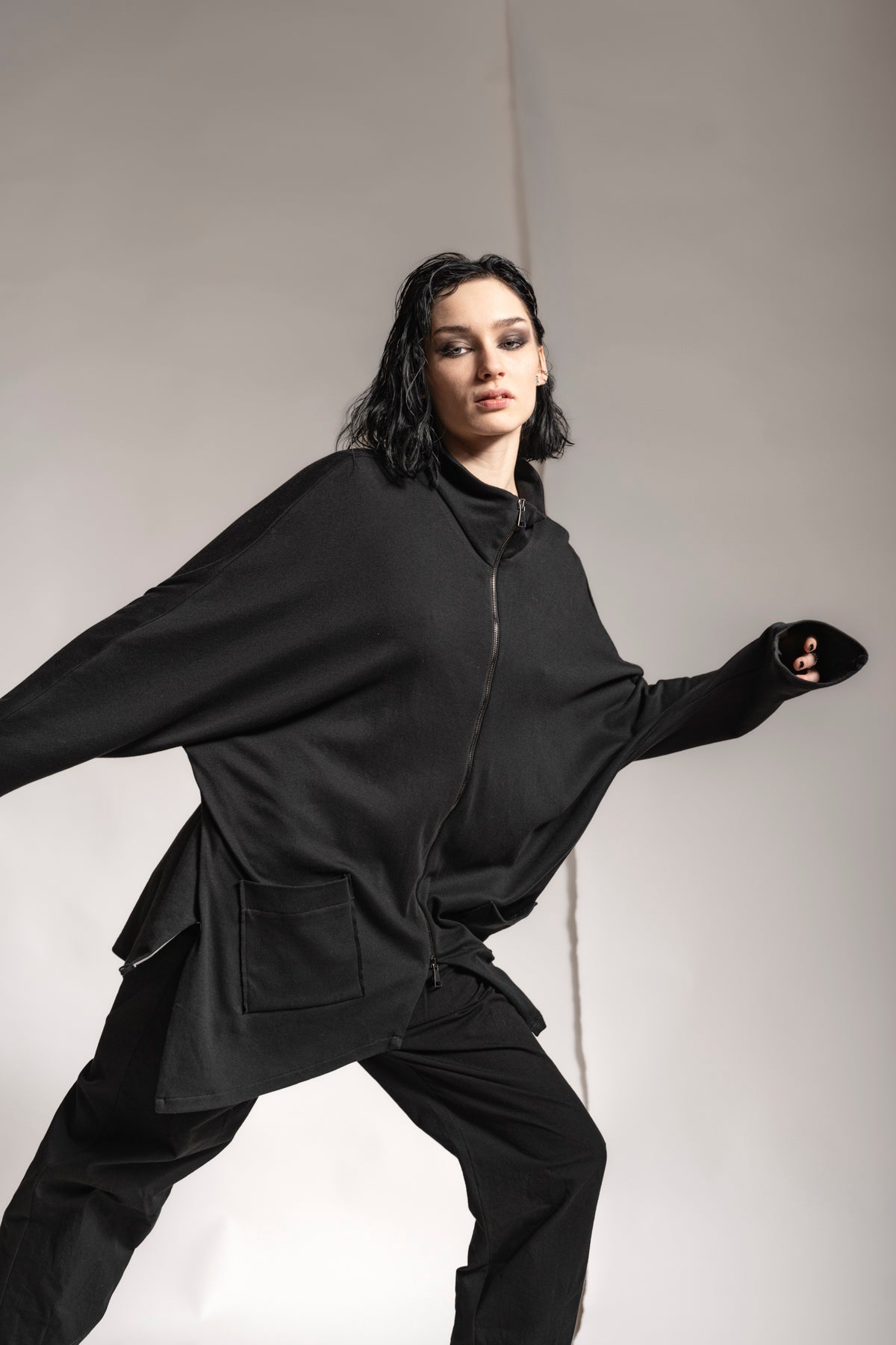 eigensinnig wien | Horaz | Sportlich-elegante Shirtjacke für Damen und Herren in Schwarz