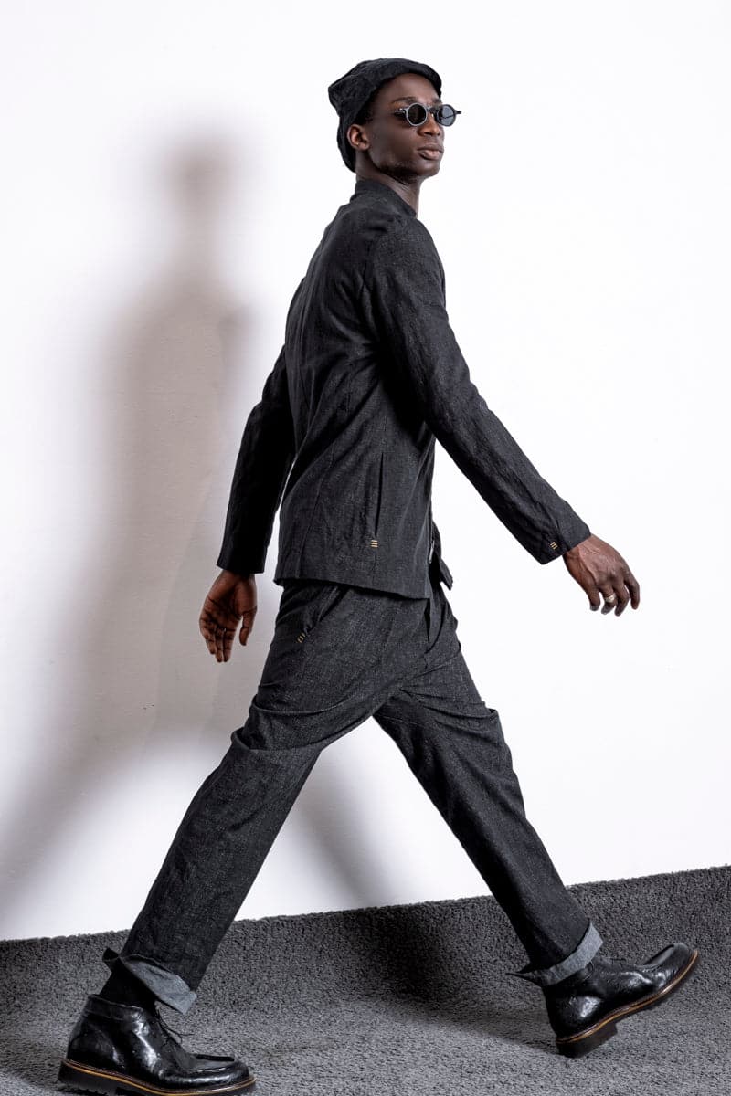 eigensinnig wien | Husserl | Außergewöhnliche Leinenjacke für Herren mit Zipper und Stehkragen in Schwarz