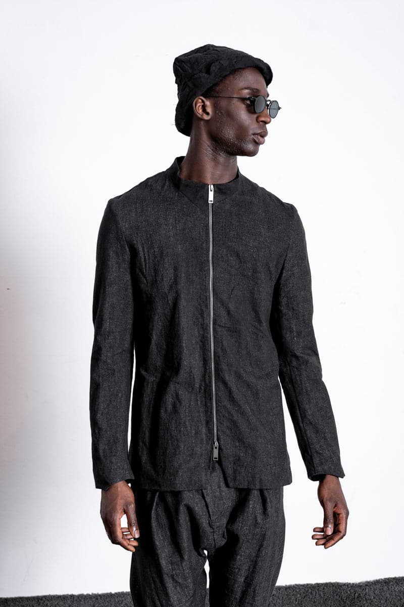 eigensinnig wien | Husserl | Außergewöhnliche Leinenjacke für Herren mit Zipper und Stehkragen in Schwarz