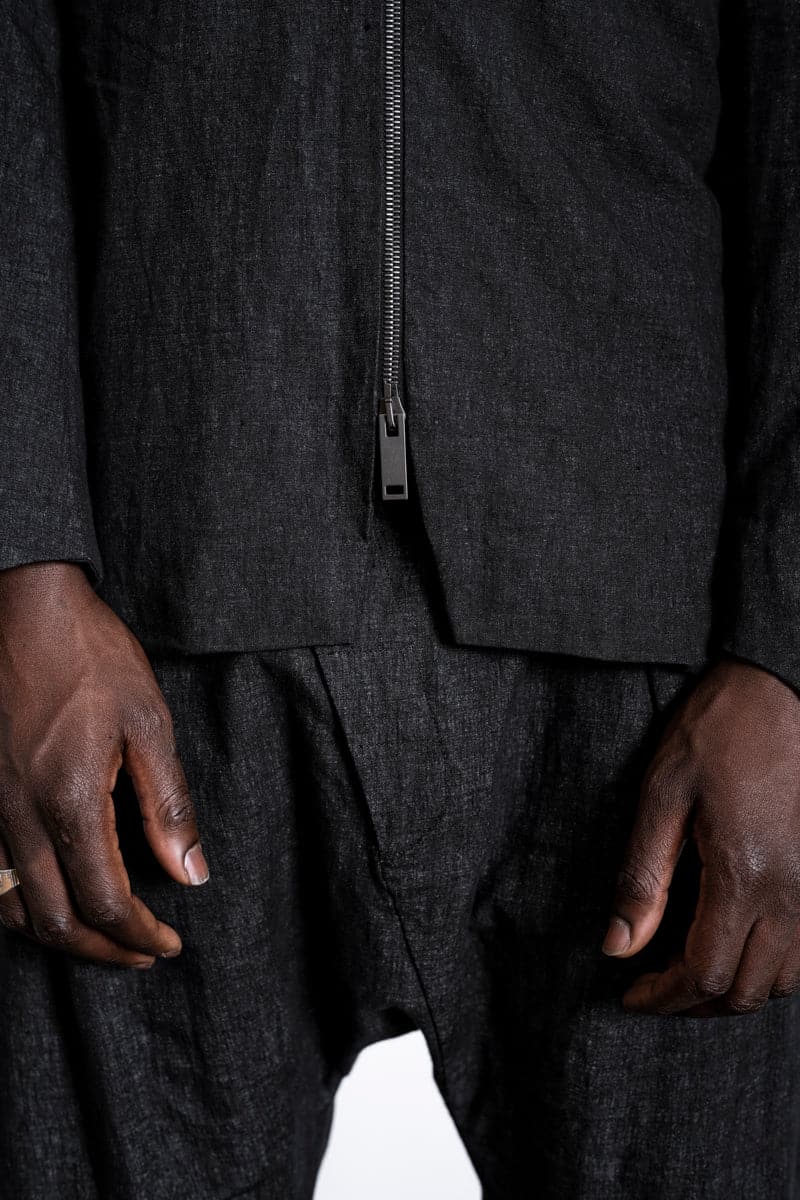 eigensinnig wien | Husserl | Außergewöhnliche Leinenjacke für Herren mit Zipper und Stehkragen in Schwarz