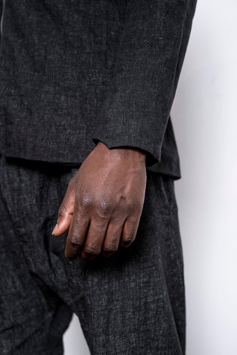 eigensinnig wien | Husserl | Außergewöhnliche Leinenjacke für Herren mit Zipper und Stehkragen in Schwarz