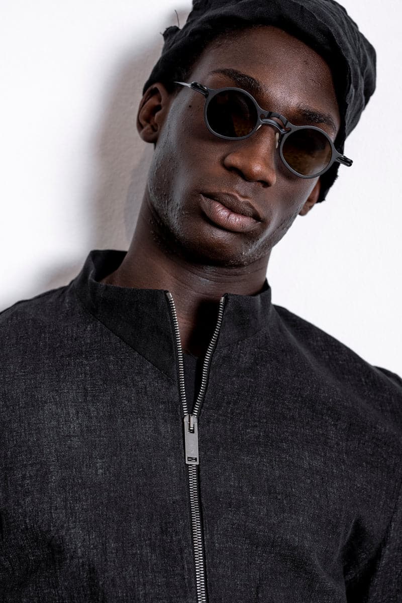 eigensinnig wien | Husserl | Außergewöhnliche Leinenjacke für Herren mit Zipper und Stehkragen in Schwarz