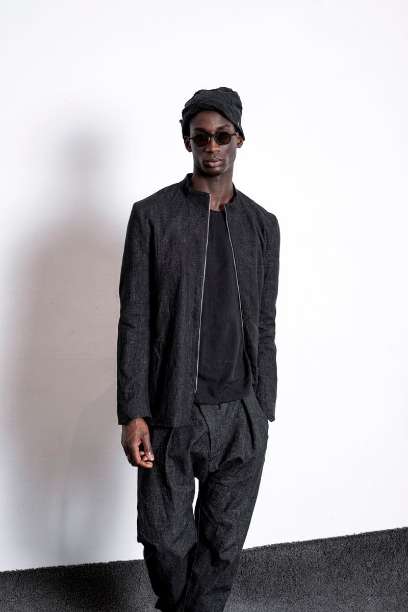 eigensinnig wien | Husserl | Außergewöhnliche Leinenjacke für Herren mit Zipper und Stehkragen in Schwarz