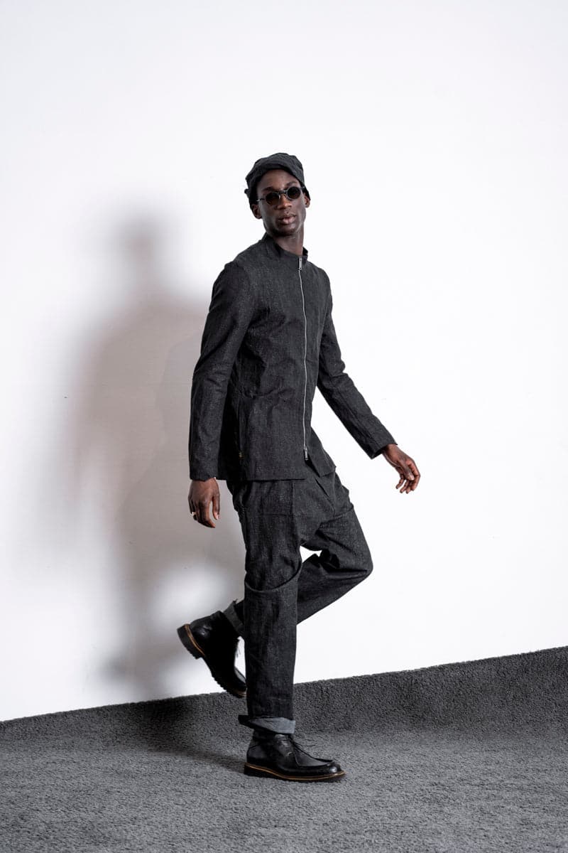 eigensinnig wien | Husserl | Außergewöhnliche Leinenjacke für Herren mit Zipper und Stehkragen in Schwarz