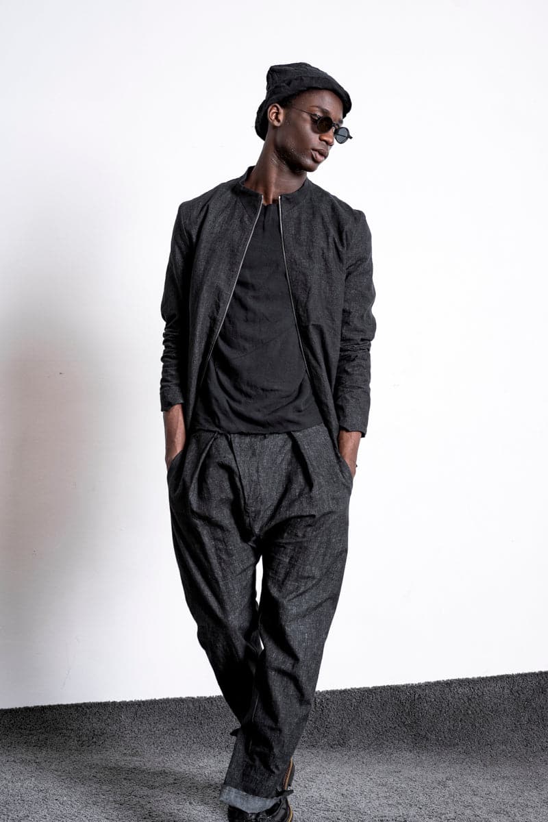 eigensinnig wien | Husserl | Außergewöhnliche Leinenjacke für Herren mit Zipper und Stehkragen in Schwarz