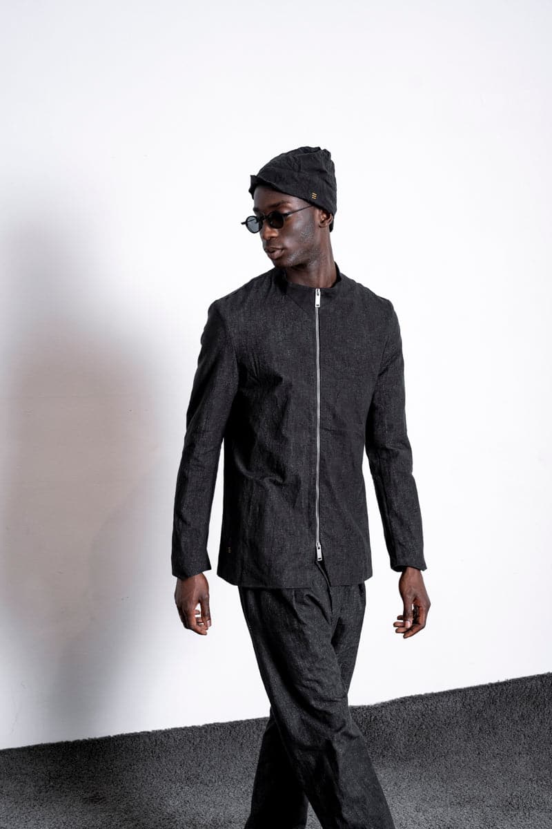 eigensinnig wien | Husserl | Außergewöhnliche Leinenjacke für Herren mit Zipper und Stehkragen in Schwarz