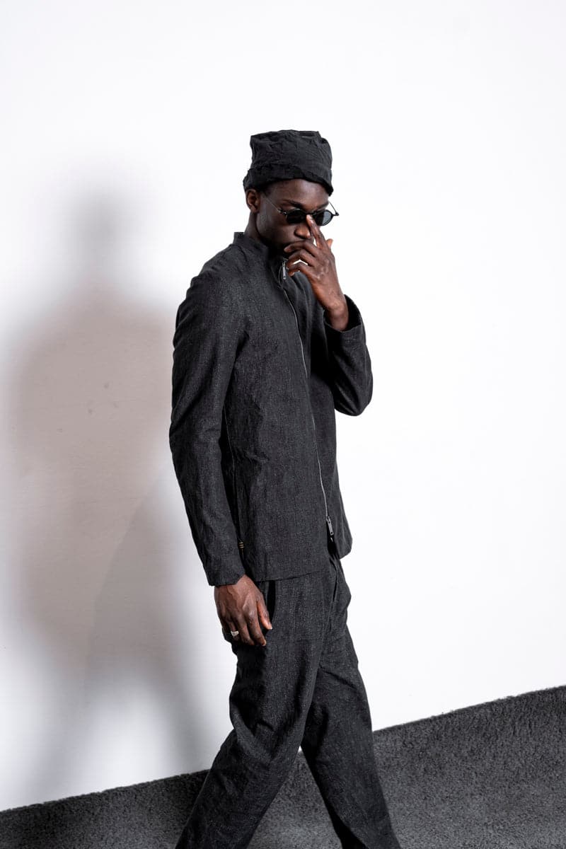 eigensinnig wien | Husserl | Außergewöhnliche Leinenjacke für Herren mit Zipper und Stehkragen in Schwarz