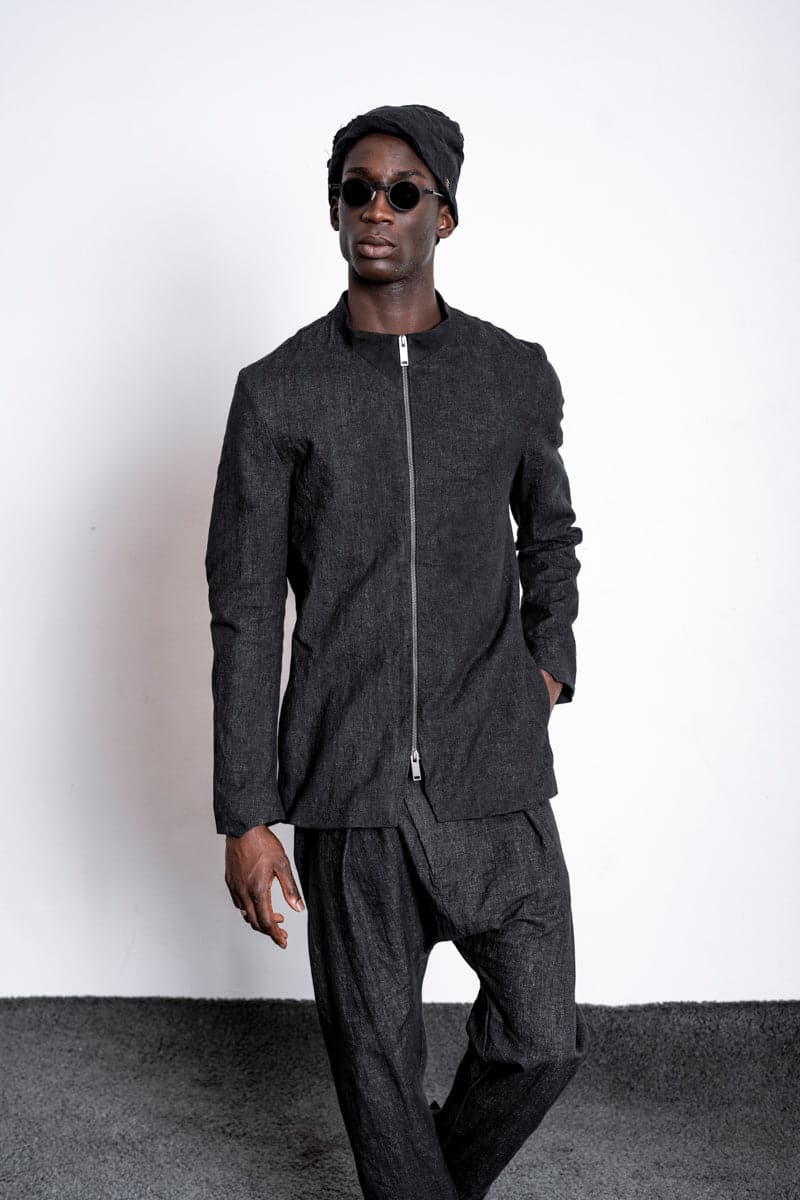 eigensinnig wien | Husserl | Außergewöhnliche Leinenjacke für Herren mit Zipper und Stehkragen in Schwarz