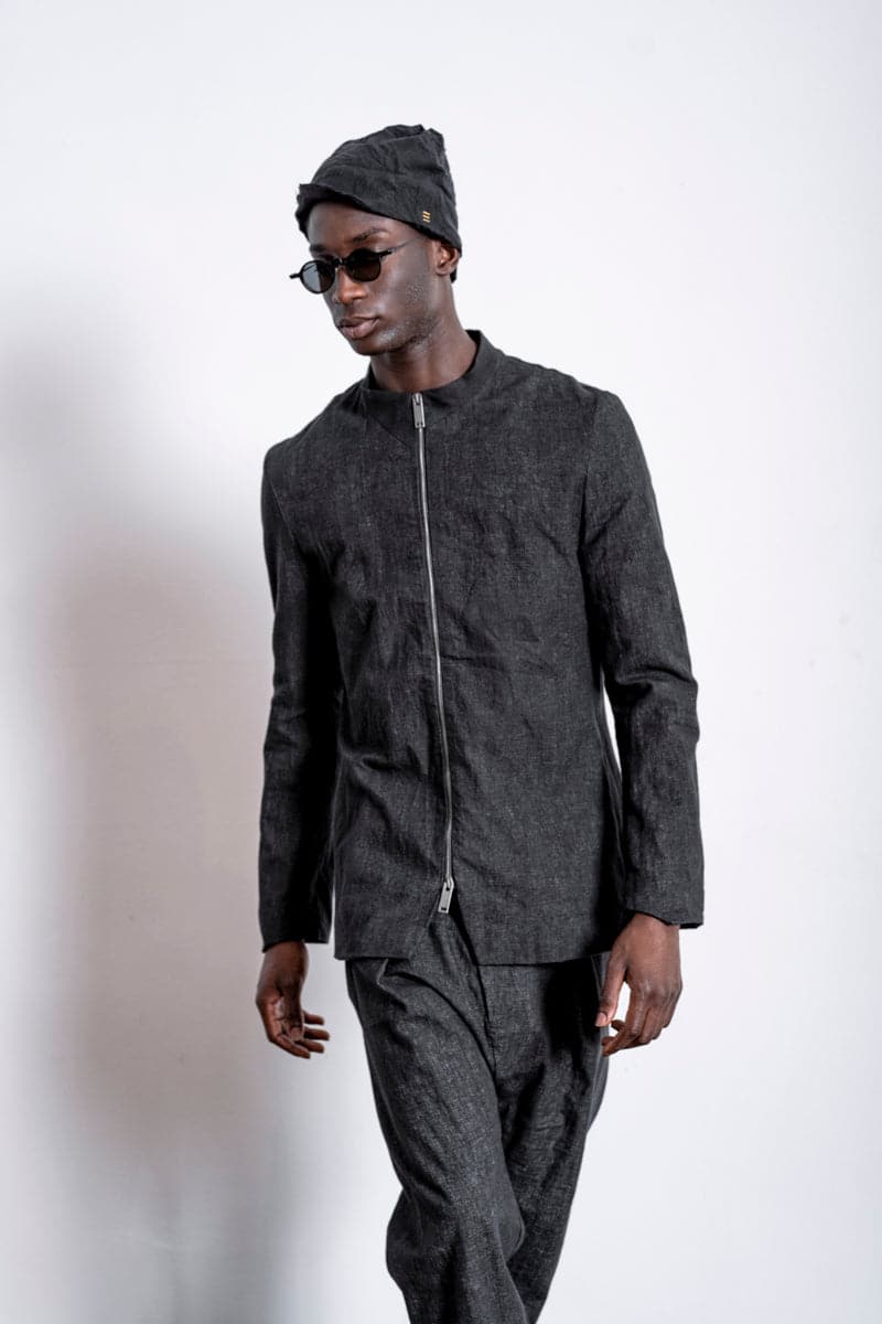 eigensinnig wien | Husserl | Außergewöhnliche Leinenjacke für Herren mit Zipper und Stehkragen in Schwarz