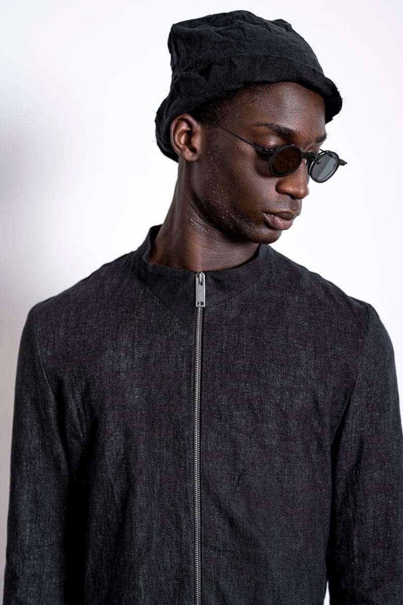 eigensinnig wien | Husserl | Außergewöhnliche Leinenjacke für Herren mit Zipper und Stehkragen in Schwarz