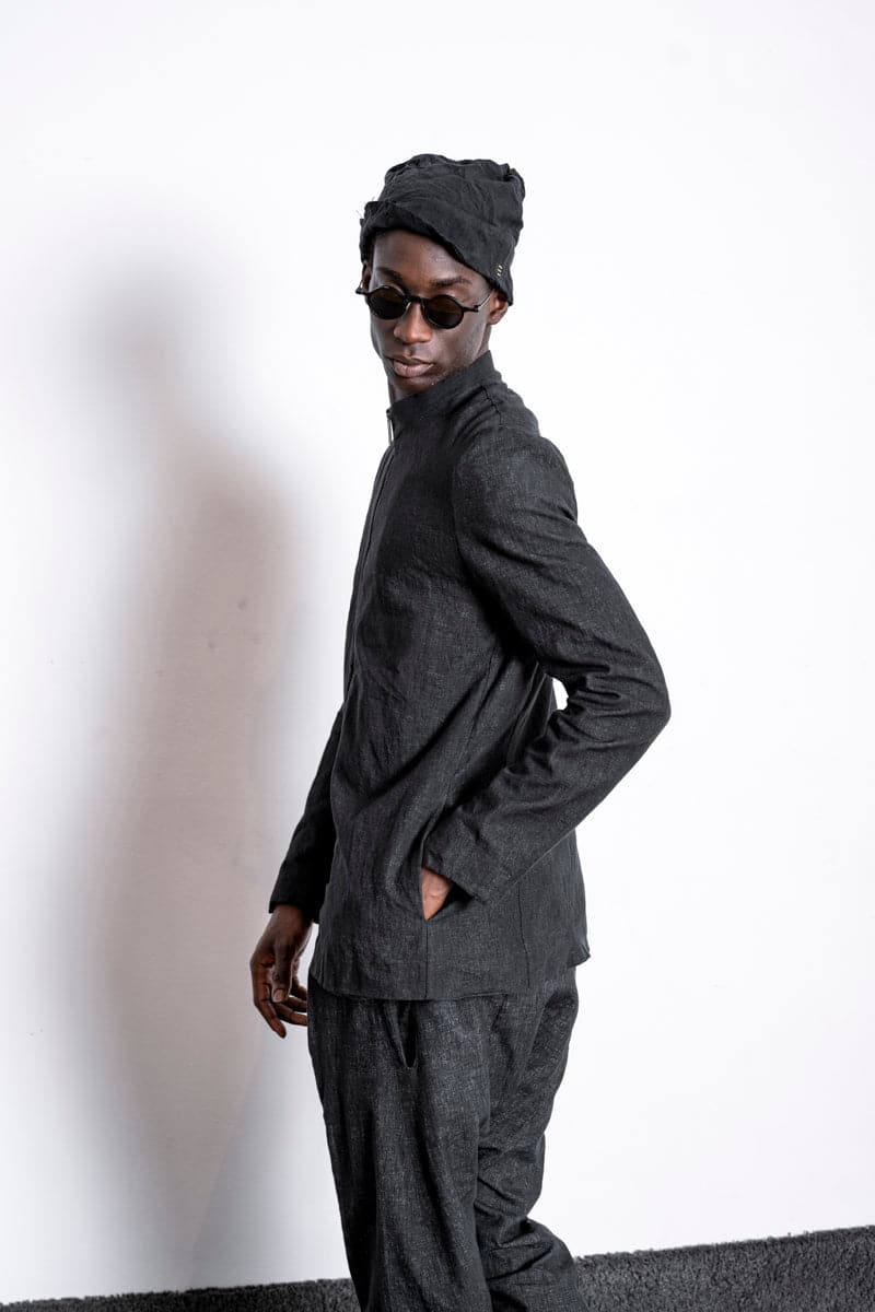 eigensinnig wien | Husserl | Außergewöhnliche Leinenjacke für Herren mit Zipper und Stehkragen in Schwarz