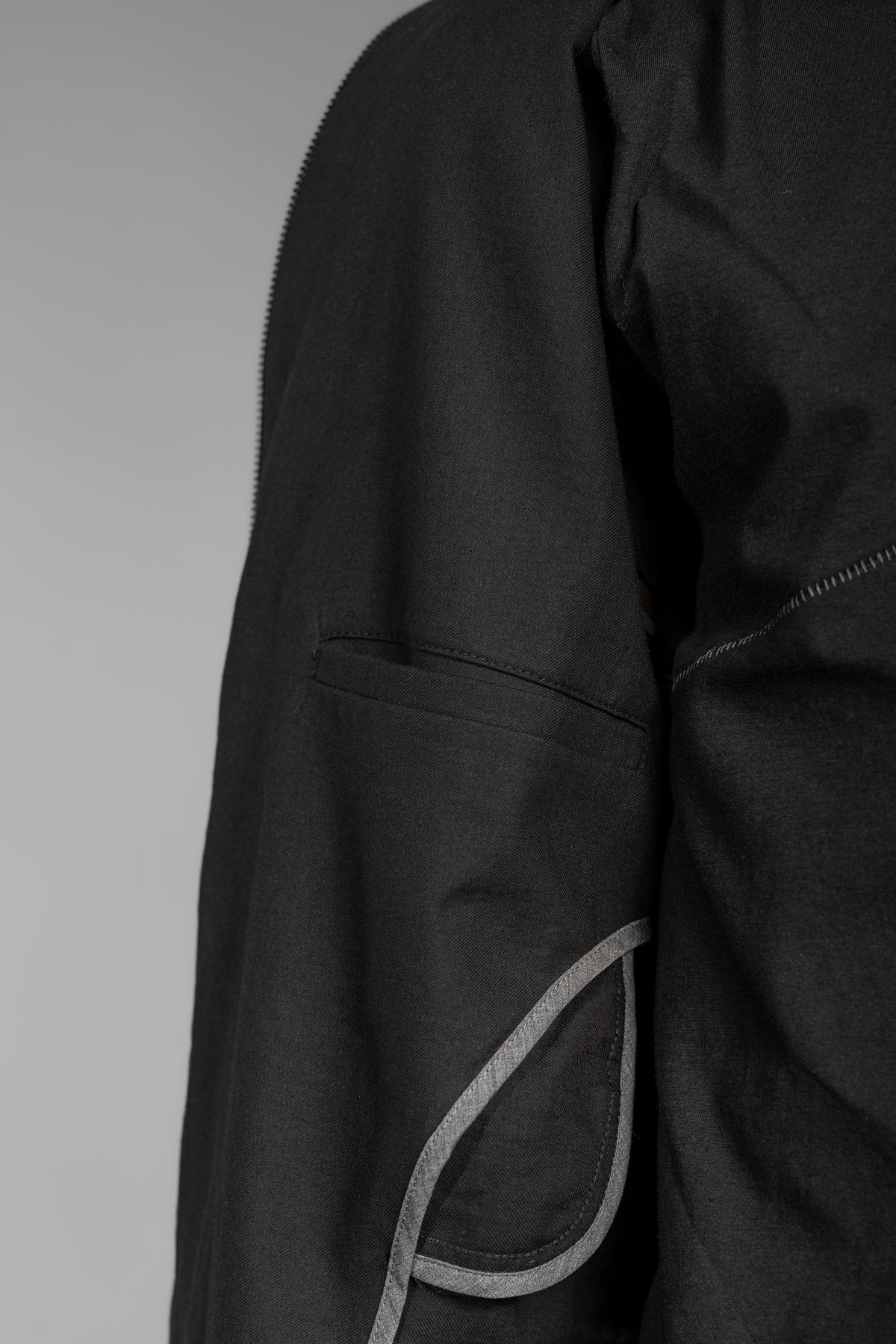 eigensinnig wien | Husserl | Schwarze Herren Designer Bikerjacke aus leichter Baumwolle