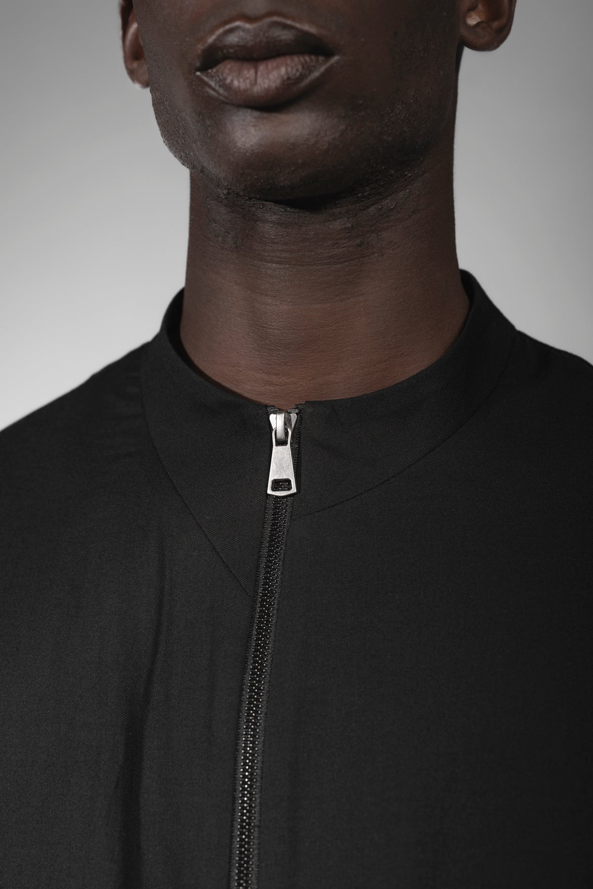 eigensinnig wien | Husserl | Schwarze Herren Designer Bikerjacke aus leichter Baumwolle