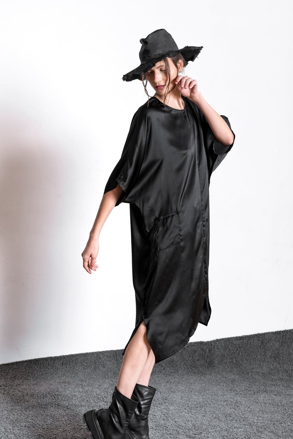 eigensinnig wien | Hypatia | Außergewöhnliches, schwarzes Seidenkleid