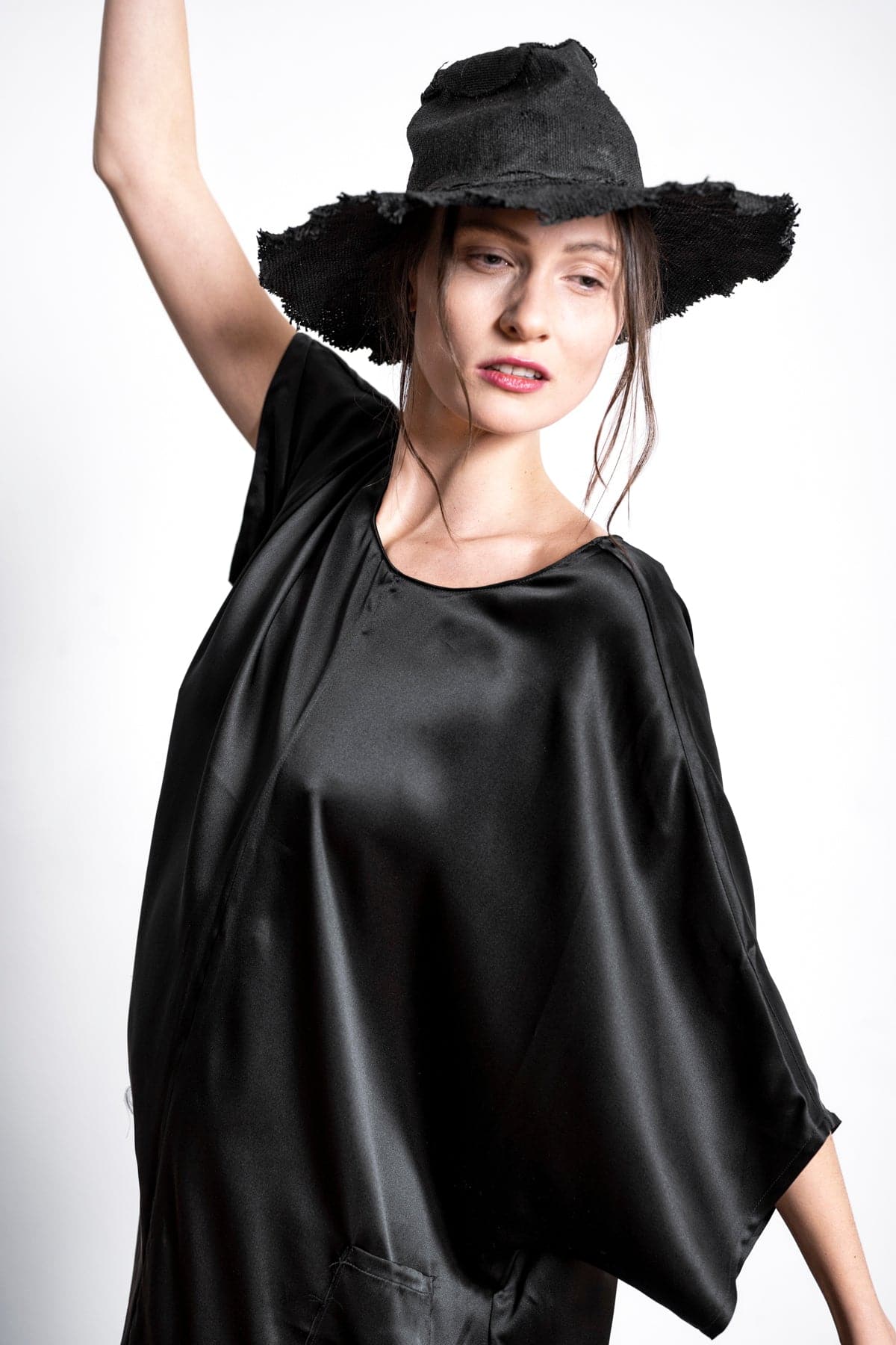 eigensinnig wien | Hypatia | Außergewöhnliches, schwarzes Seidenkleid