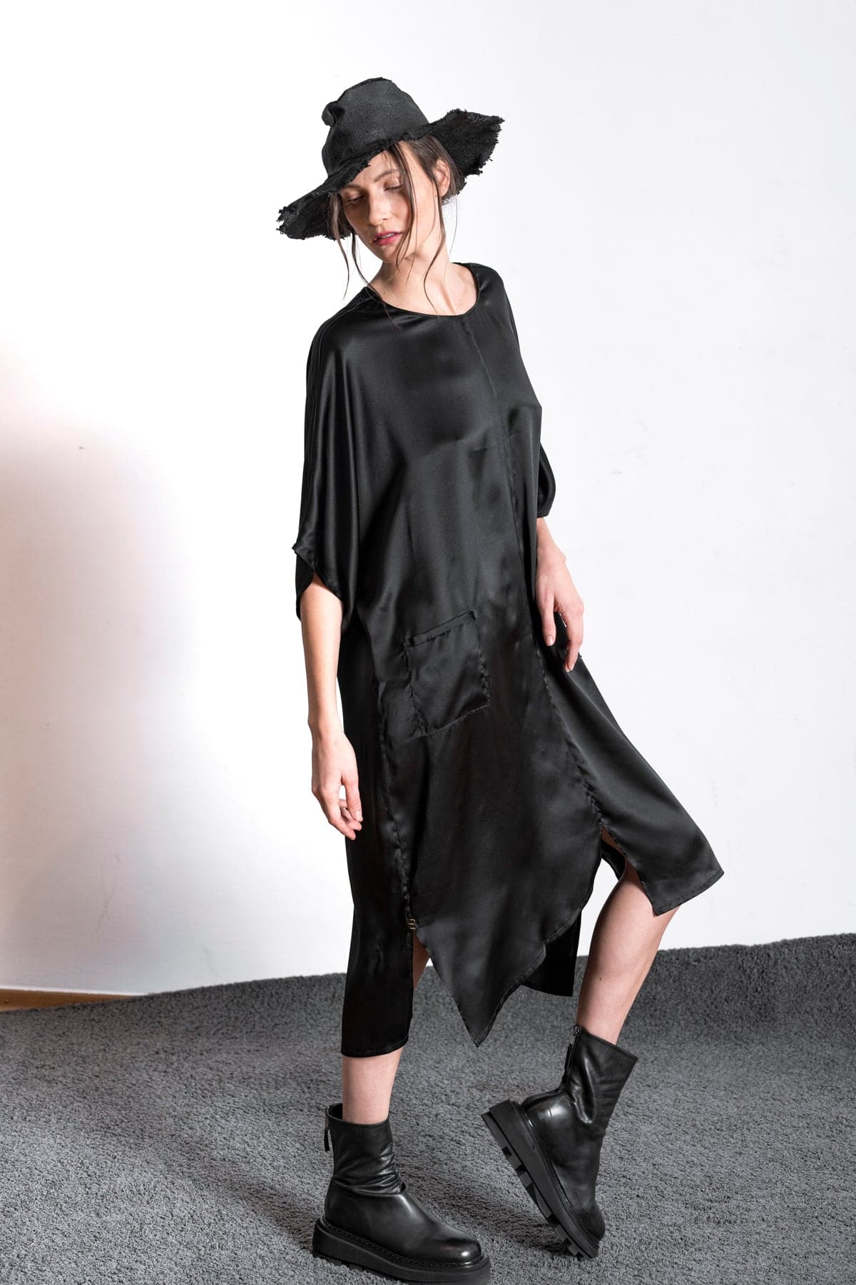 eigensinnig wien | Hypatia | Außergewöhnliches, schwarzes Seidenkleid