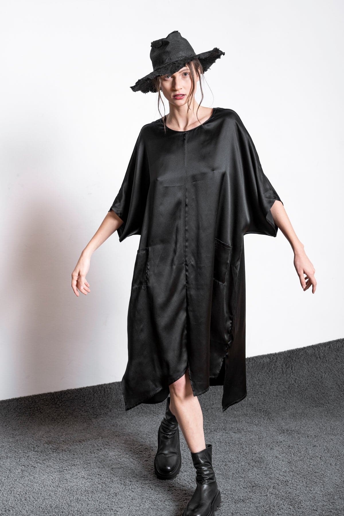 eigensinnig wien | Hypatia | Außergewöhnliches, schwarzes Seidenkleid