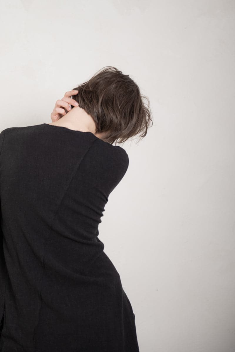 eigensinnig wien | Jelinek | Asymmetrische Damenbluse aus Leinen in schwarz